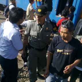 Penumpang KA di Stasiun Kircon Disweeping