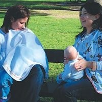 Menyusui Bayi di Tempat Umum