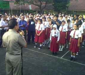 Tinjau UASBN, Foke Pompa Semangat Anak SD