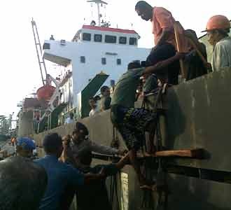 Kapal Tenggelam, 24 ABK Selamat