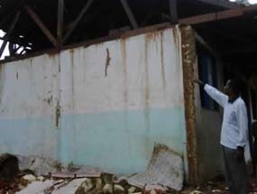 Gedung Sekolah Ambruk, Siswa Ikuti UASBN di Rumah Warga 