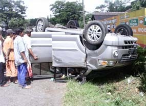 Hindari Biker, Mobil Suzuki APV Terbalik 