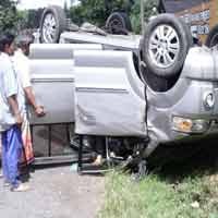 Hindari Biker, Mobil Suzuki APV Terbalik 