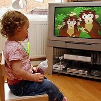 Balita yang Sering Nonton TV akan Bermasalah Saat Sekolah