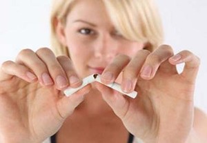 Perempuan Manjur Hentikan Kebiasaan Merokok