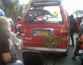 Angkot Nyangkut di Separator, Jalan Juanda-Ciputat Macet