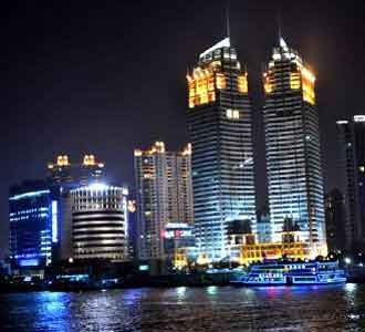 Menikmati Shanghai di Malam Hari