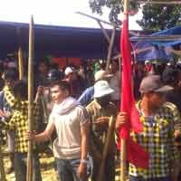Sambut Petugas, Pedagang Membuat Pagar Betis 