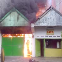 Sebuah Rumah di Kapasan Hangus Terbakar