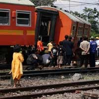 Gerbong yang Anjlok Senggol Tiang Listrik KRL