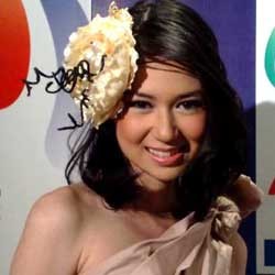Laura Basuki Menikah di 2011