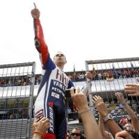 Stoner: Lorenzo Membuat Kami Terlihat Konyol