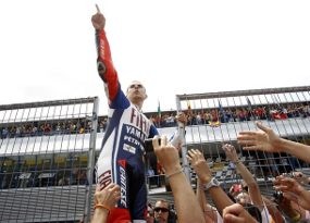 Stoner: Lorenzo Membuat Kami Terlihat Konyol