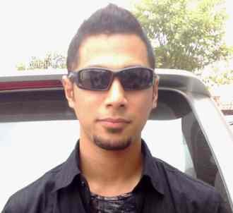 Marcell Berkacamata Hitam