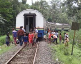 Terkendala Hujan, Evakuasi KA Terancam Molor