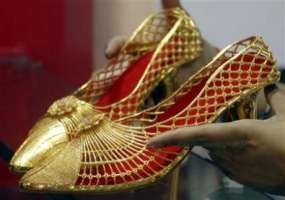 Wall Street Jatuh, Harga Minyak Anjlok, Emas Melonjak