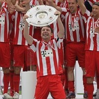 Van Bommel Torehkan Sejarah 