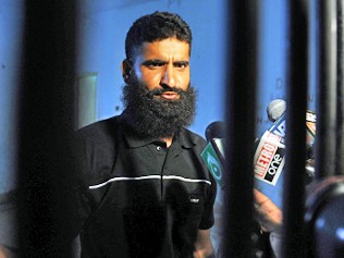 Pakistan Bekuk Pria Bersepatu Baterai