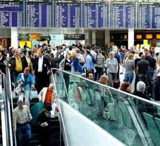 Tumpukan Penumpang di Bandara Eropa