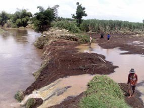 Warga Cemas Tanggul Jebol Belum Diperbaiki