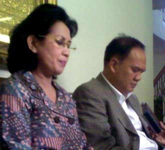 Istri Susno Jumpa Pers