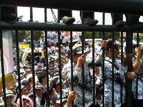 Aspirasi Diterima, Seribuan Guru Bubarkan Diri