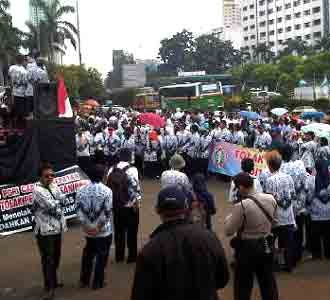 Ratusan Guru Demo di DPR