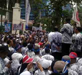 Ratusan Guru Geruduk Kemendiknas