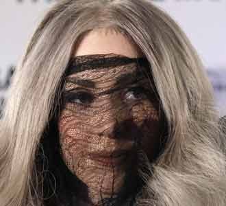 Wajah Lady Gaga Berkelambu