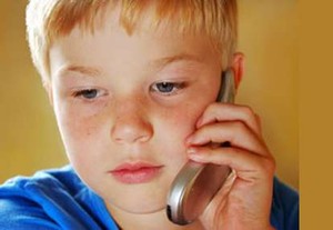 Suara Ibu di Telepon Sama Seperti Pelukan Bagi si Kecil