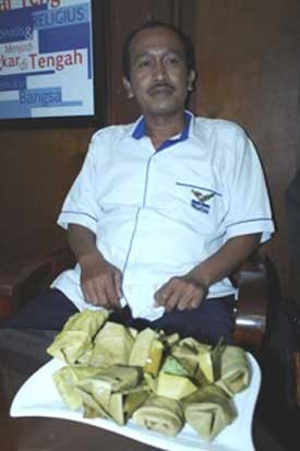 Mendukung AM Lewat Tape Ketan