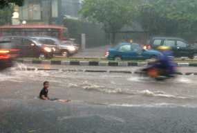 Genangan Air Setinggi 30 Cm Macetkan Warung Buncit arah Ragunan 
