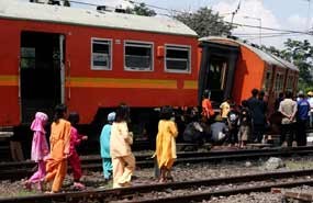 Gerbong KA Malabar Anjlok di Stasiun Talun