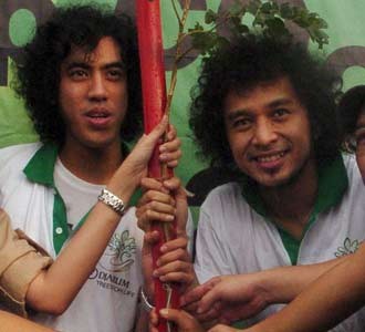 Nidji Tanam Pohon