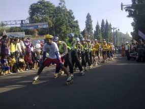 Wuss! Polisi Bersepatu Roda Meluncur Setiap Weekend