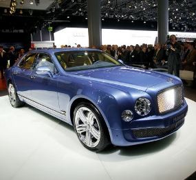 Bentley Mulsanne Racikan 98 Orang Beraksi di Jalan