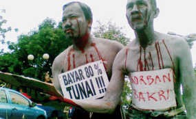 Teatrikal dan Makan Gratis untuk Korban Lapindo