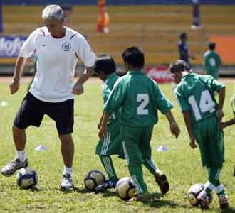 Ian Rush Latih Anak Indonesia