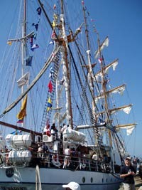 Misi KRI Dewaruci Hebohkan Kota Volos, Yunani