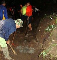 Warga dan Petugas Berjuang 7 Jam Singkirkan Longsoran