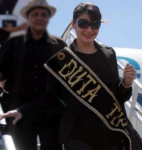 Temui Menpora Timor Leste, Tamara Bleszynski Diberi Rumah Adat
