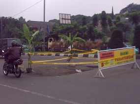 Jalan di Pasteur Rusak, Warga Tanam Pohon Pisang