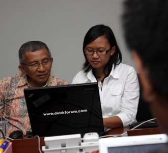 Amien Rais Live Chatting di Detikforum