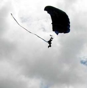 Polwan Gegana Nyangkut di Papan Reklame Saat Terjun Payung