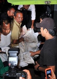 Jenazah Maulana Dimasukkan ke Liang Lahat