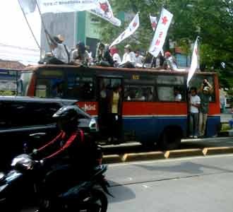 Pendemo Terobos Jalur Busway