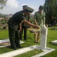 Ratusan Prajurit Siliwangi Tabur Bunga di Makam Yogie SM