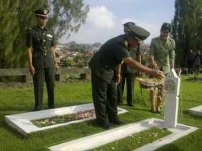 Ratusan Prajurit Siliwangi Tabur Bunga di Makam Yogie SM