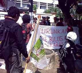 Kritik Kualitas Raskin Bulog, Mahasiswa  Bawa Karung dan Alat Semprot