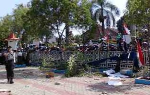 Kericuhan Reda, Massa Tetap Bertahan di Kantor Bupati